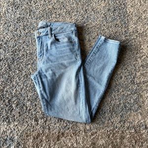 American Eagle jegging/skinny light wash jeans